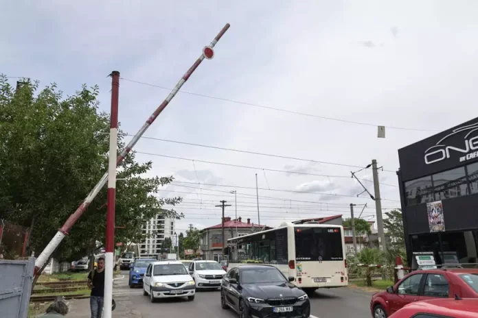Femeia care acționează manual o barieră de tren de 36 de ani. Fotografia care ilustrează condiția infrastructurii din România. Femeia care acționează manual o barieră de tren de 36 de ani. Fotografia care ilustrează condiția infrastructurii din România.