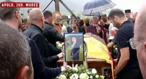Gabi Mureșan, triplu campion național al României, îngropat în localitatea sa natală » Zeci de persoane s-au adunat pentru a-și lua rămas bun de la fosta vedetă a fotbalului Gabi Mureșan, triplu campion național al României, îngropat în localitatea sa natală » Zeci de persoane s-au adunat pentru a-și lua rămas bun de la fosta vedetă a fotbalului