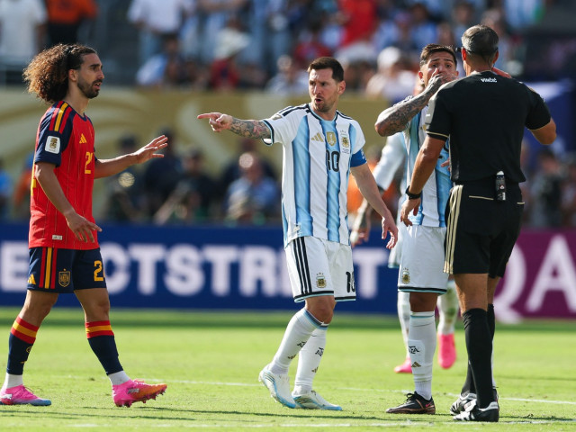 Gestul controversat al lui Leo Messi face turul lumii: "E lamentabil să-l vezi în acest fel!" / "Dacă și el a ajuns să procedeze astfel" Gestul controversat al lui Leo Messi face turul lumii: "E lamentabil să-l vezi în acest fel!" / "Dacă și el a ajuns să procedeze astfel"