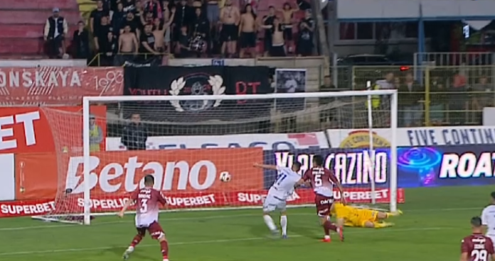 Haos complet în FC Botoșani - Rapid: Două verificări VAR, două cartonase roșii și un penalty după opt minute Haos complet în FC Botoșani - Rapid: Două verificări VAR, două cartonase roșii și un penalty după opt minute