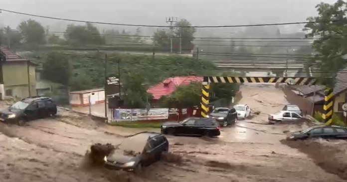 Inundații în Bușteni ca urmare a unei furtuni intense în Bucegi. DN1 și diverse artere rutiere afectate. Inundații în Bușteni ca urmare a unei furtuni intense în Bucegi. DN1 și diverse artere rutiere afectate.