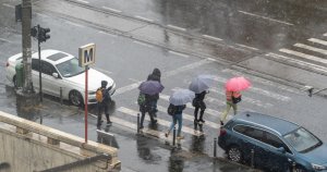Meteorologii au emis noi avertizări de furtuni. Județul se află sub cod roșu, iar zonele cu ploi... Meteorologii au emis noi avertizări de furtuni. Județul se află sub cod roșu, iar zonele cu ploi...
