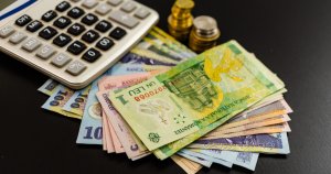 România se află pe primul loc în UE în ceea ce privește impozitarea muncii: statul reține mai mult de 40% din salariu. Cum arată... România se află pe primul loc în UE în ceea ce privește impozitarea muncii: statul reține mai mult de 40% din salariu. Cum arată...