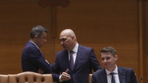 Sorin Grindeanu a afirmat că este de acord cu rotativa PNL-Siegfried Mureșan, cu condiția ca aceasta să debuteze cu PSD. Sorin Grindeanu a afirmat că este de acord cu rotativa PNL-Siegfried Mureșan, cu condiția ca aceasta să debuteze cu PSD.