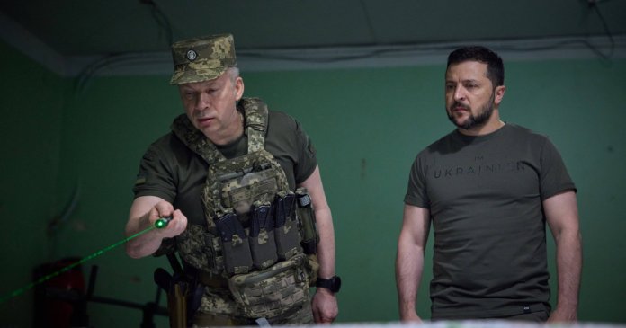 Volodimir Zelenski l-a demis pe Oleksandr Sîrski, comandantul-șef al Armatei ucrainene. Volodimir Zelenski l-a demis pe Oleksandr Sîrski, comandantul-șef al Armatei ucrainene.