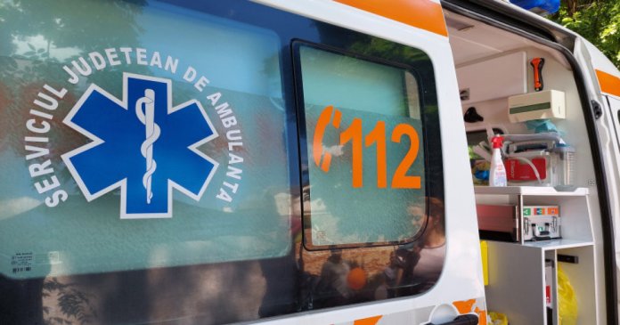 Ambulanță atacată cu topoare într-o localitate din Cluj, după ce un videoclip pe TikTok a afirmat că „îi fură... Ambulanță atacată cu topoare într-o localitate din Cluj, după ce un videoclip pe TikTok a afirmat că „îi fură...