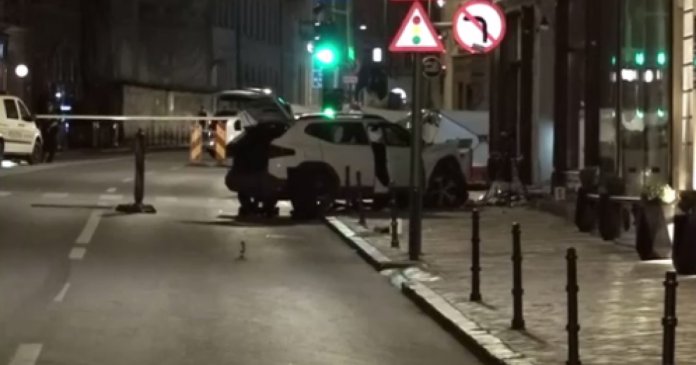 Doi pietoni au decedat după ce un autoturism a pătruns pe trotuar pe strada Mureșenilor din... Doi pietoni au decedat după ce un autoturism a pătruns pe trotuar pe strada Mureșenilor din...