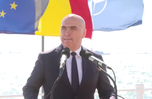 Ilie Bolojan, primit cu proteste la Constanţa de Ziua Marinei: „Stimaţi români, sunt prezent aici ca un semn de respect” Ilie Bolojan, primit cu proteste la Constanţa de Ziua Marinei: „Stimaţi români, sunt prezent aici ca un semn de respect”
