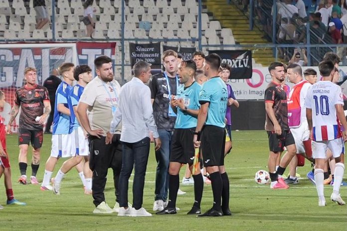 Nuno Campos a mers direct la arbitru după partida Oțelul - Dinamo. Nuno Campos a mers direct la arbitru după partida Oțelul - Dinamo.