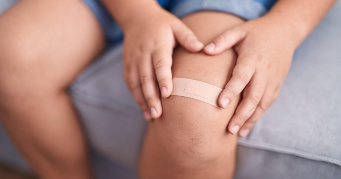 Un băiat de șase ani din Botoșani a căzut în coma după ce sora lui i-a pus un plasture pe o leziune. Ce... Un băiat de șase ani din Botoșani a căzut în coma după ce sora lui i-a pus un plasture pe o leziune. Ce...
