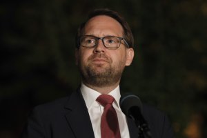 USR acuză CCR de „violare a Constituției” USR acuză CCR de „violare a Constituției”. Fritz: „Putem fi împăcați: CCR-PSD a explicat că penalizarea nu se referă la mine, ci la mandatul meu”