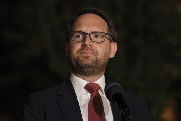 USR acuză CCR de „violare a Constituției” USR acuză CCR de „violare a Constituției”. Fritz: „Putem fi împăcați: CCR-PSD a explicat că penalizarea nu se referă la mine, ci la mandatul meu”